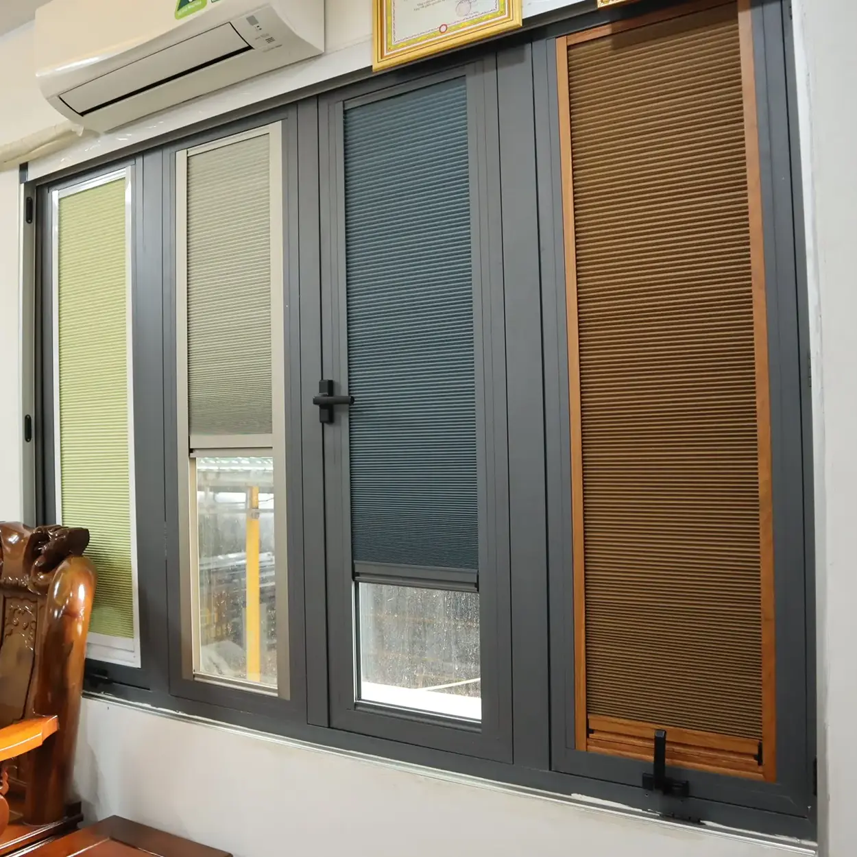 Çerkezköy ofis cephesi — braketli plise perde, güneş kontrolü, dimout